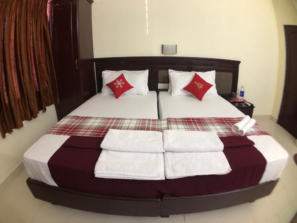 Mjm Plaza Hotel Kochi Buitenkant foto